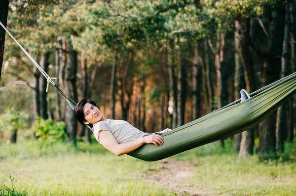 Hombre Joven Que Relaja Hamaca Bosque Día Soleado Del Verano —  Fotos de Stock