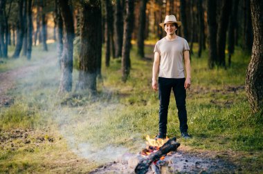 Ormandaki şenlik ateşi yakın Kızılderili delikanlı