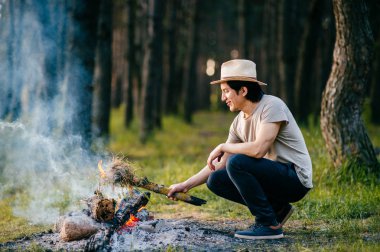 Ormandaki şenlik ateşi yakın Kızılderili delikanlı