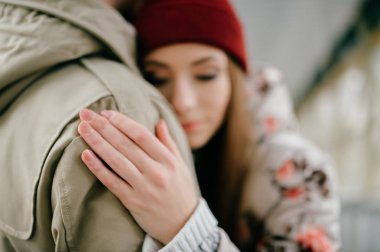 Merdivenlerde dururken sarılma aşık romantik çift