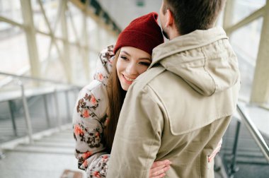 Merdivenlerde dururken sarılma aşık romantik çift
