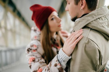 Merdivenlerde dururken sarılma aşık romantik çift