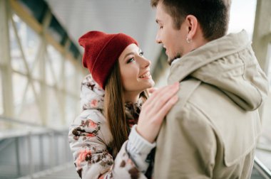 Merdivenlerde dururken sarılma aşık romantik çift