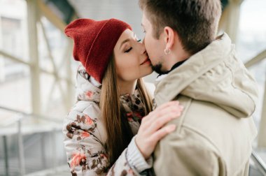 Merdivenlerde dururken sarılma aşık romantik çift