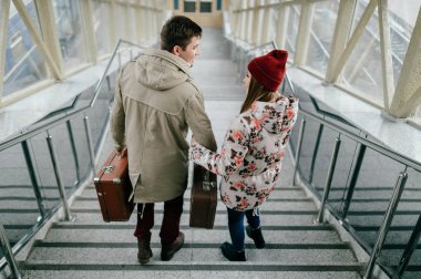 Bavul merdivenlerde aşık romantik çift