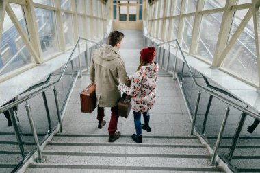Bavul merdivenlerde aşık romantik çift