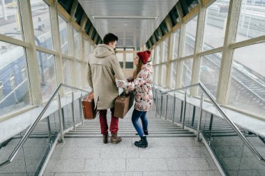 Bavul merdivenlerde aşık romantik çift