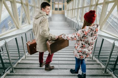 Bavul merdivenlerde aşık romantik çift