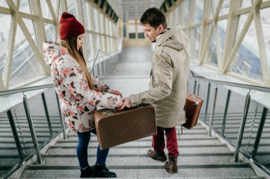 Bavul merdivenlerde aşık romantik çift