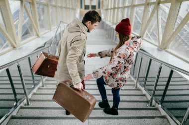 Bavul merdivenlerde aşık romantik çift