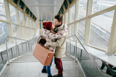 Bavul merdivenlerde aşık romantik çift