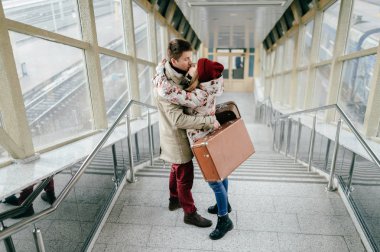 Bavul merdivenlerde aşık romantik çift