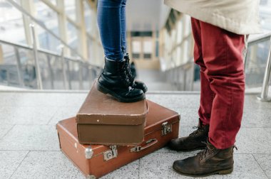 Merdivenlerde kısmi görünümü bavul ve romantik çift