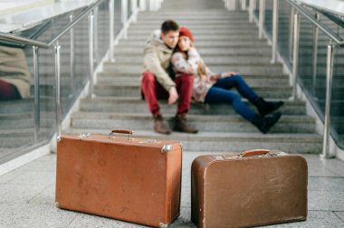 merdivenlerde oturan aşık romantik çift