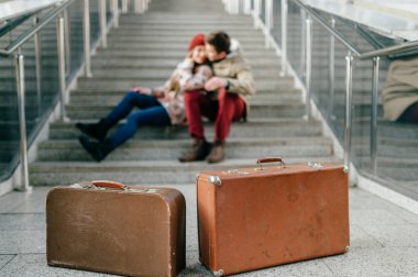 merdivenlerde oturan aşık romantik çift