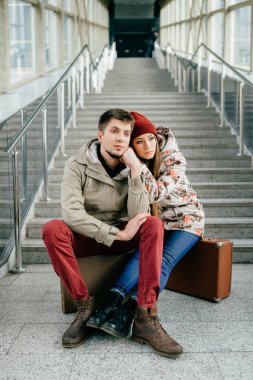 merdivenlerde oturan aşık romantik çift