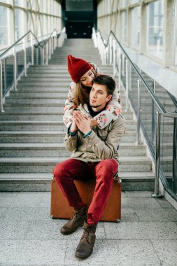 merdivenlerde oturan aşık romantik çift