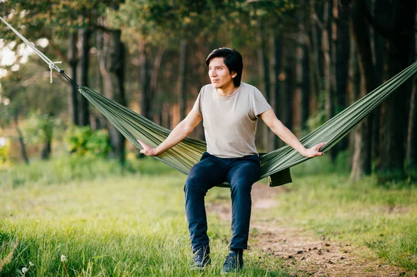 Hombre Joven Que Relaja Hamaca Bosque Día Soleado Del Verano — Foto de Stock