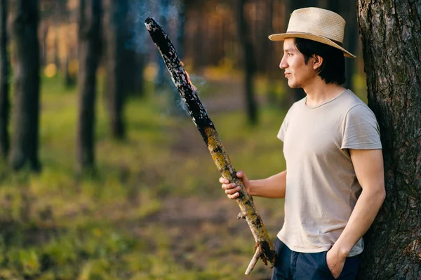 Indischer Peruaner Mit Strohhut Und Rauchender Holzfackel Wald — Stockfoto