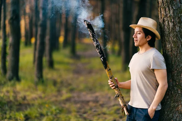 Indischer Peruaner Mit Strohhut Und Rauchender Holzfackel Wald — Stockfoto
