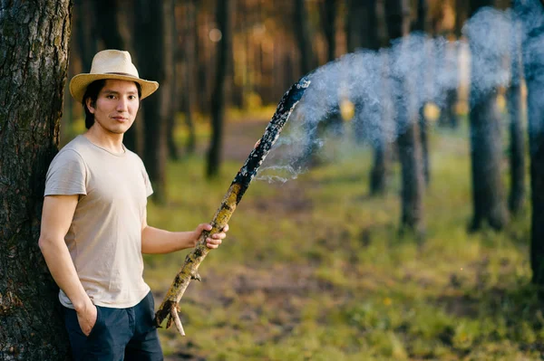 Indischer Peruaner Mit Strohhut Und Rauchender Holzfackel Wald — Stockfoto