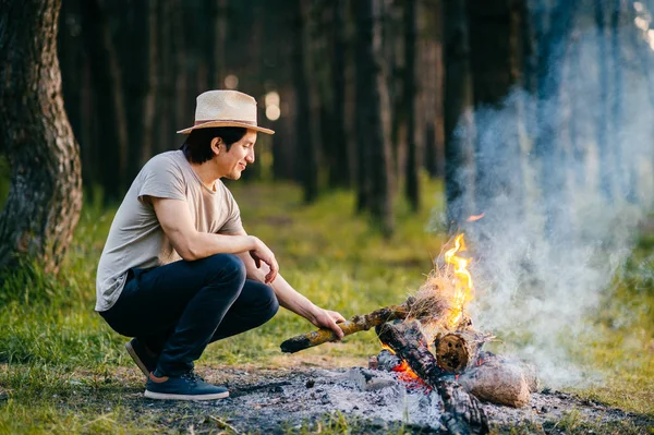 Ormandaki şenlik ateşi yakın Kızılderili delikanlı