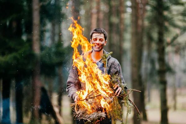 Mann Hält Brennendes Brennholz Wald — Stockfoto