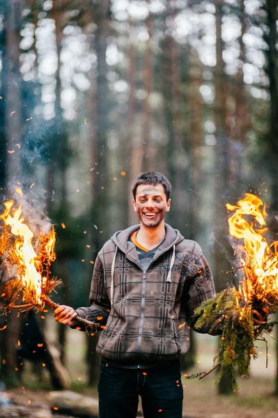 Mann Hält Brennendes Brennholz Wald — Stockfoto