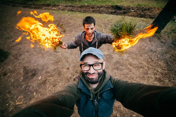 Ponto Vista Câmera Amigos Enganando Câmera Floresta — Fotografia de Stock