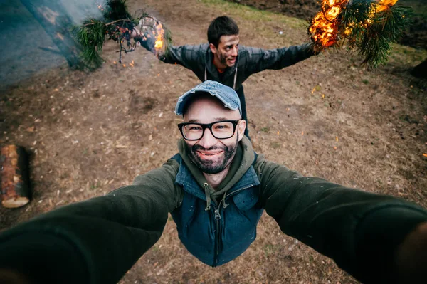 Point Vue Caméra Des Amis Qui Trompent Caméra Dans Forêt — Photo