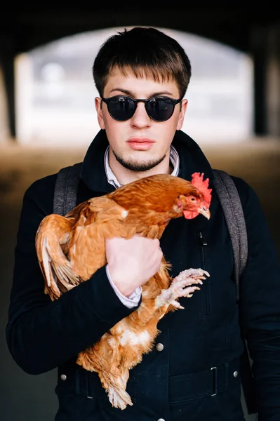 通りに立っている鶏を持つスタイリッシュな男 — ストック写真
