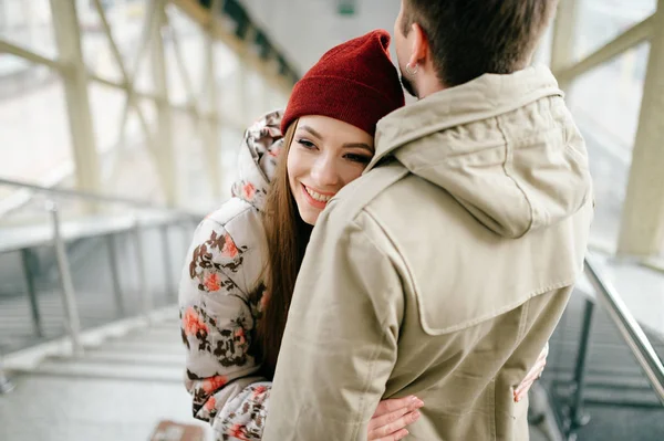 Pareja Romántica Enamorada Abrazándose Mientras Está Pie Las Escaleras — Foto de Stock