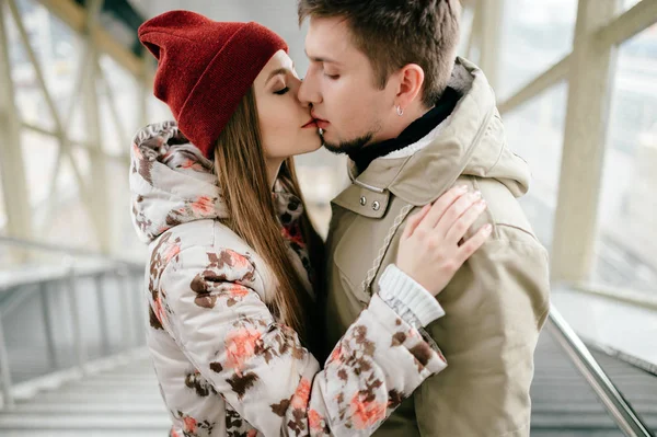 Romantyczna Para Zakochane Przytulanie Stojąc Schodach — Zdjęcie stockowe