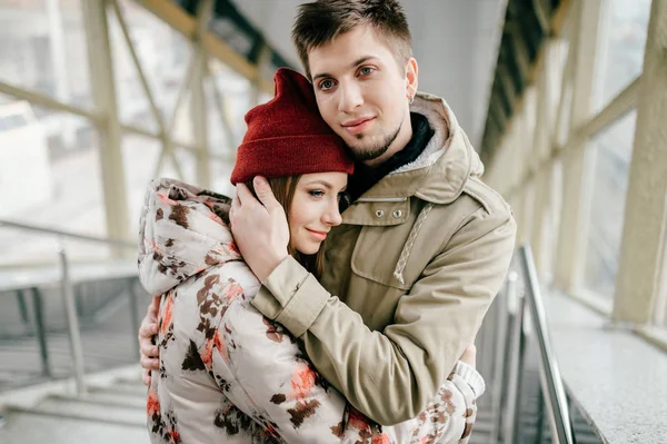 Casal Romântico Amor Abraçando Enquanto Está Escadas — Fotografia de Stock