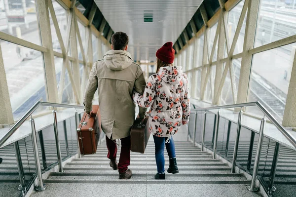 Bavul merdivenlerde aşık romantik çift