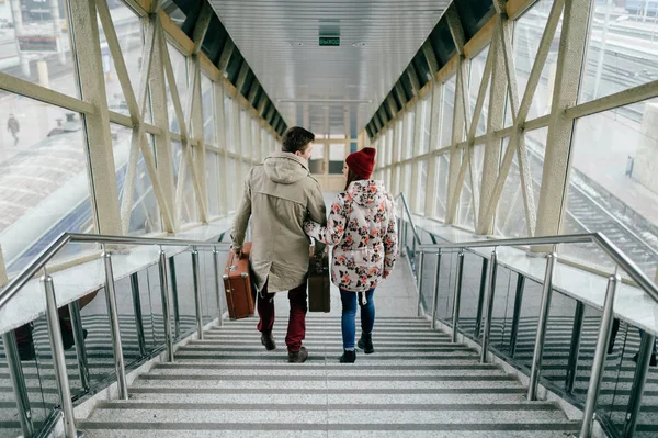 Bavul merdivenlerde aşık romantik çift