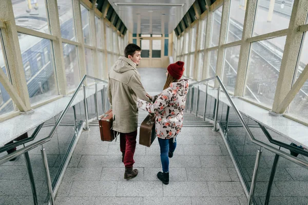 Bavul merdivenlerde aşık romantik çift