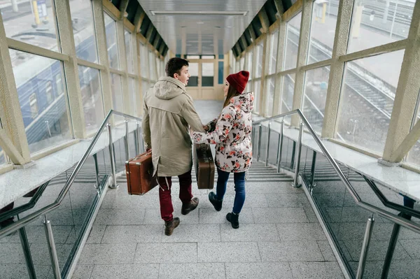 Bavul merdivenlerde aşık romantik çift