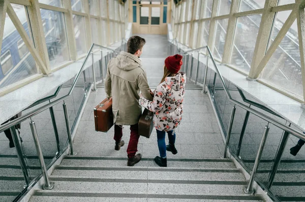 Bavul merdivenlerde aşık romantik çift