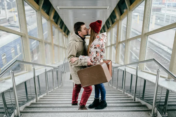 Романтическая Пара Влюбленная Чемоданы Лестнице — стоковое фото