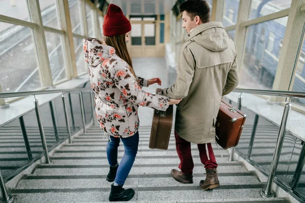 Pareja Romántica Enamorada Las Maletas Las Escaleras — Foto de Stock