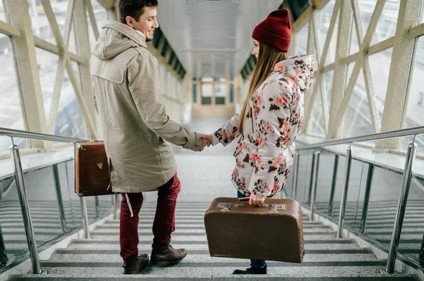 Romantický Pár Lásce Kufry Schodech — Stock fotografie