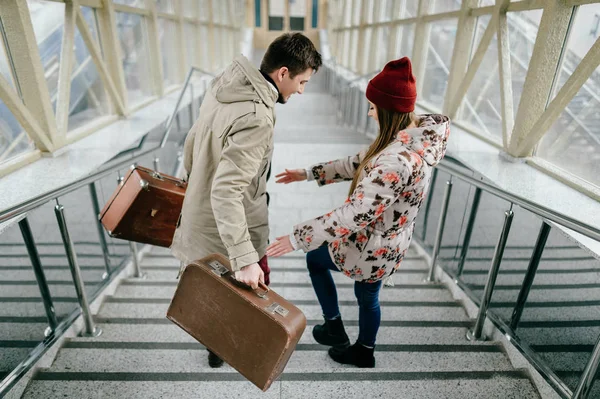 Bavul merdivenlerde aşık romantik çift