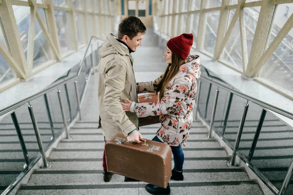 Bavul merdivenlerde aşık romantik çift
