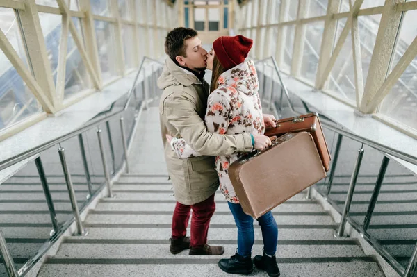 Liebespaar Verliebt Koffer Auf Treppe — Stockfoto