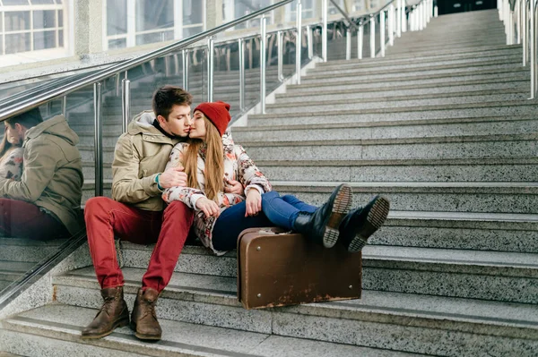 Романтическая Влюбленная Пара Сидящая Лестнице — стоковое фото