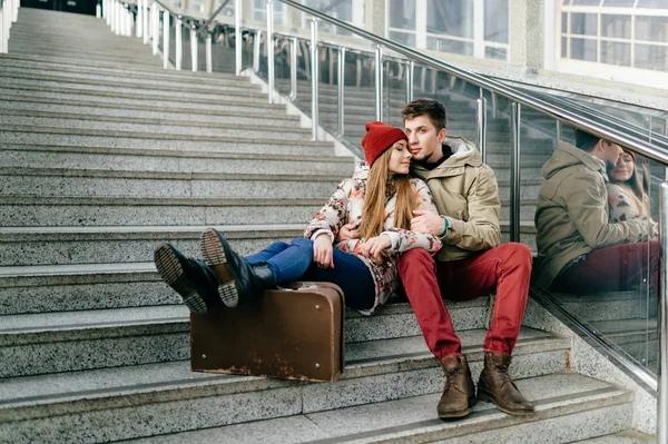 Romantisches Verliebtes Paar Sitzt Auf Treppe — Stockfoto