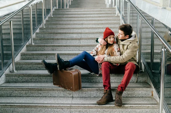 Romantisches Verliebtes Paar Sitzt Auf Treppe — Stockfoto