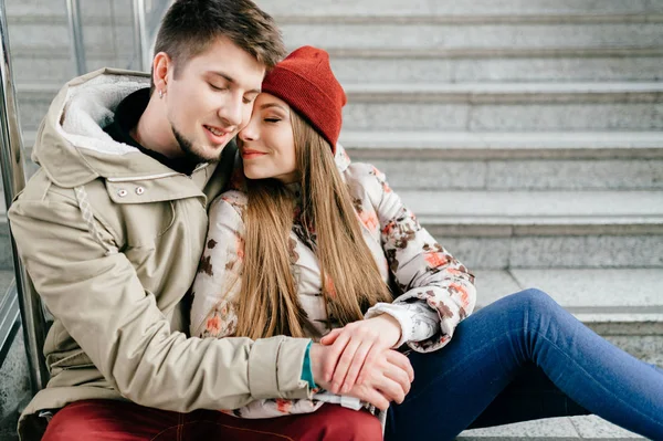 Merdivenlerde Oturan Aşık Romantik Çift — Stok fotoğraf