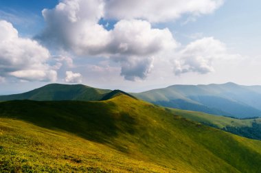 güzel bulutlar dağ tepeleri üzerinde doğal görünümünü
